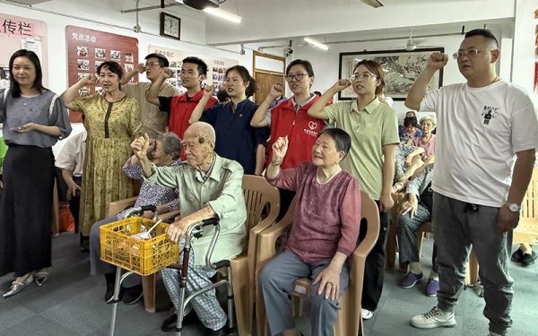 云天华成 党建联建送清凉 青年党员守护“夕阳红”